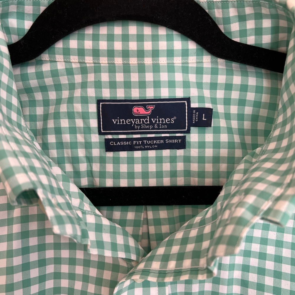 Vineyard Vines men’s long sleeve shirt. Classic fit Tucker shirt.